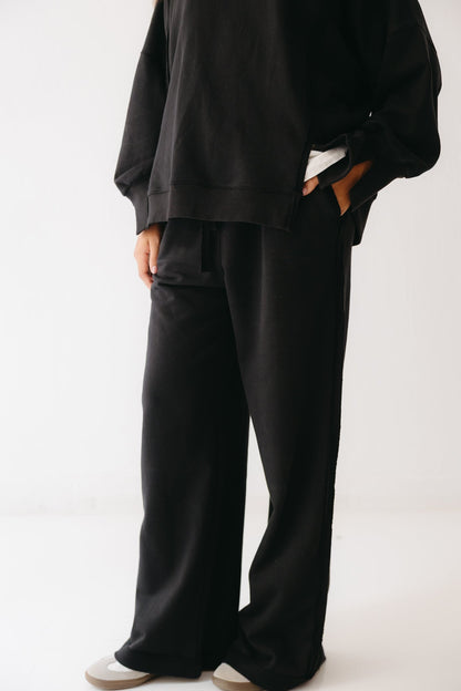 The Ease Lounge Set in Black